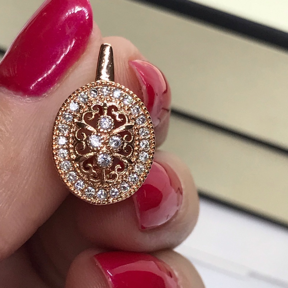 ๐ Gold Plated Earrings - Picture 4 of 5